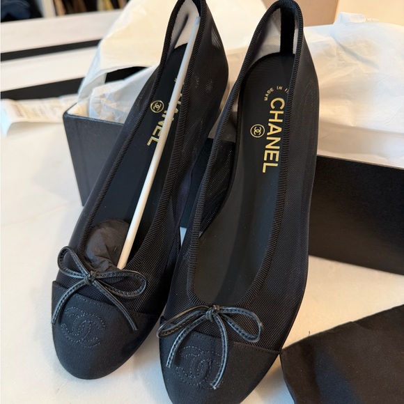 CHANEL 2026 Black Mesh Ballet Flats - Picture 2 of 7